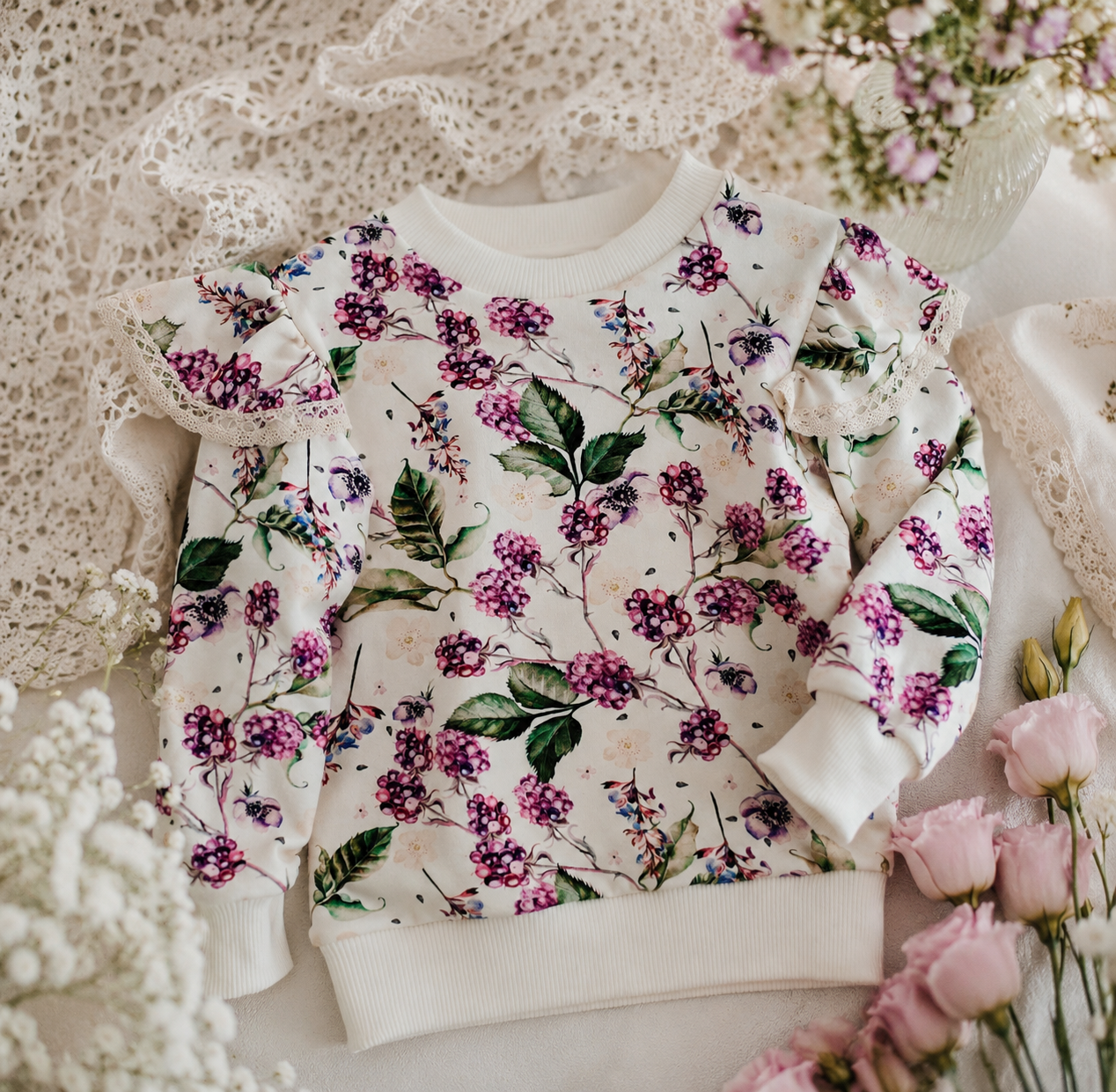 Bluza dziewczęca Leśne Jeżynki z koronkowymi falbankami – odzież dziecięca premium Little Atelier