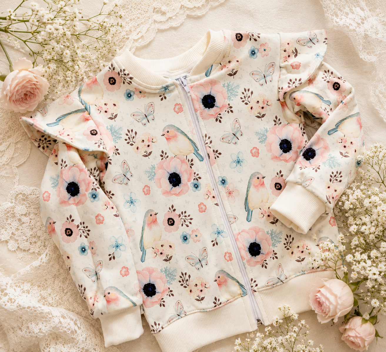 Bluza dziecięca w ptaszki i kwiaty z falbankami – odzież dziecięca premium Little Atelier