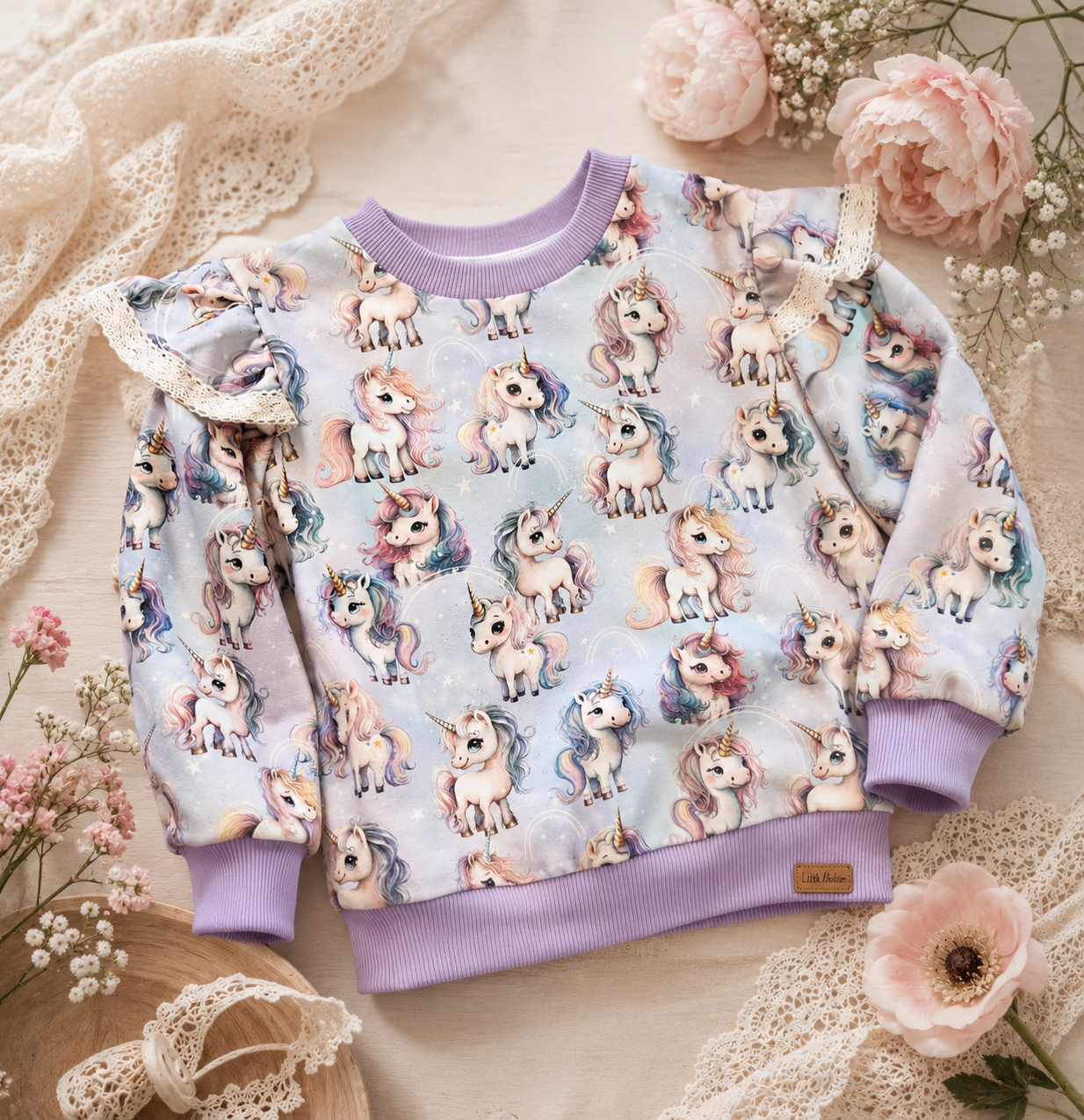 Bluza dziecięca Jednorożce z koronkowymi falbankami – odzież dziecięca premium Little Atelier