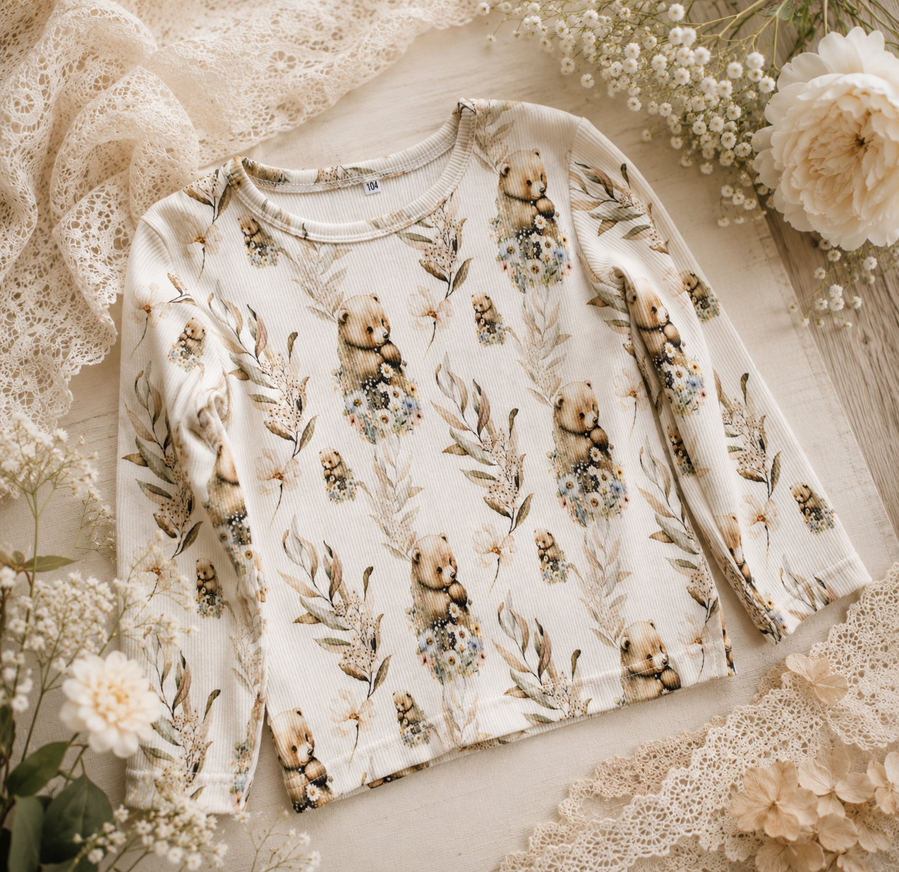 Bluzka dziecięca Miś w kwiatach prążek – odzież dziecięca premium Little Atelier