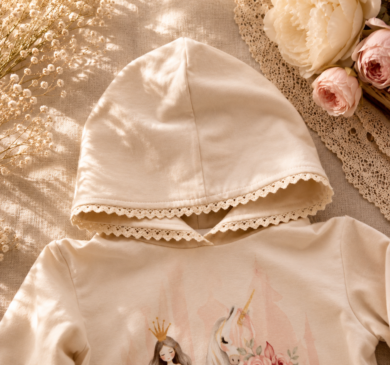 Bluza z kapturem „Księżniczka i Jednorożec” – odzież dziecięca premium szyta w Polsce | Little Atelier