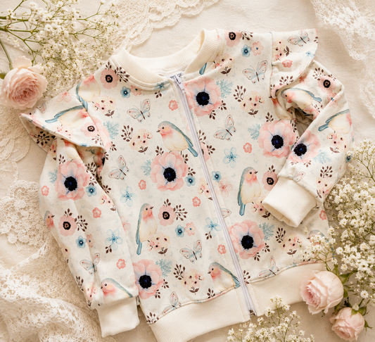 Bluza dziecięca w ptaszki i kwiaty z falbankami – odzież dziecięca premium Little Atelier