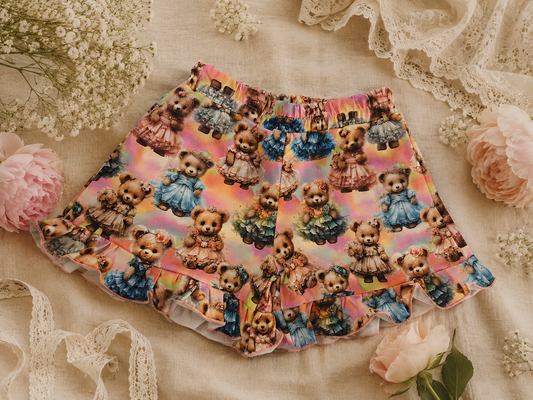 Spodenki dziewczęce z falbanką „Teddy Dreams” – odzież dziecięca premium szyta w Polsce | Little Atelier