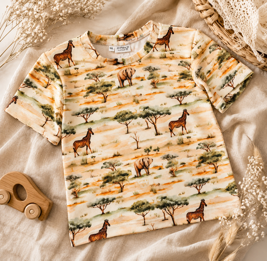 T-shirt dziecięcy „Safari” – odzież dziecięca premium szyta w Polsce | Little Atelier