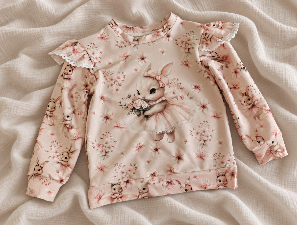 Pastelowa bluza z króliczkiem i falbankami – Little Atelier Premium