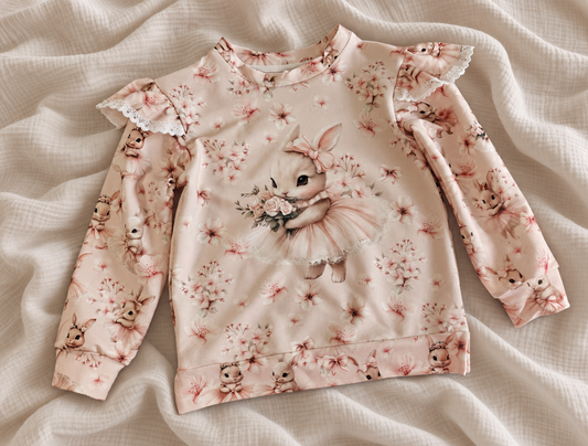 Pastelowa bluza z króliczkiem i falbankami – Little Atelier Premium